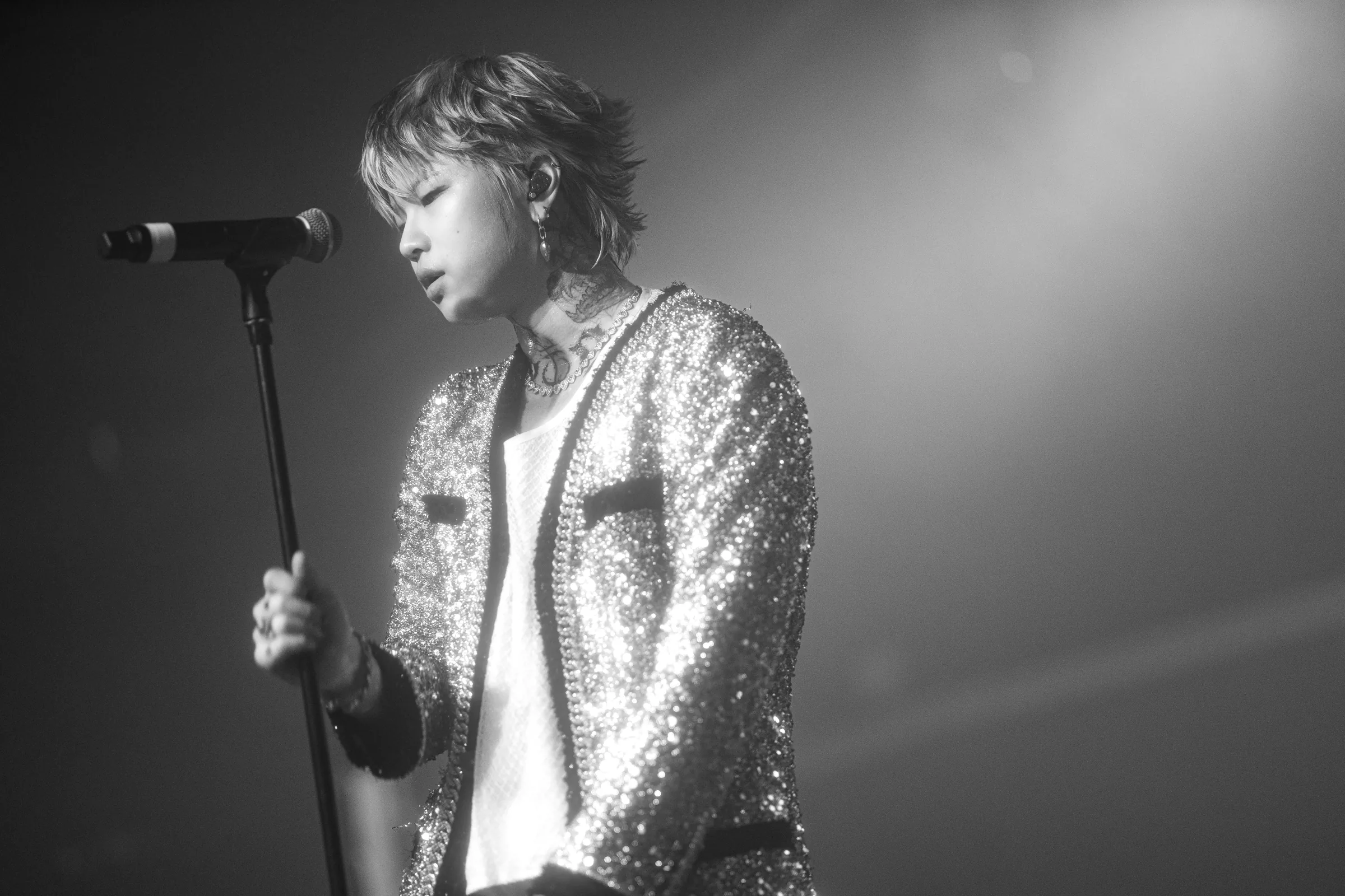 ASH ISLAND singing in a sparkling jacket in black and white