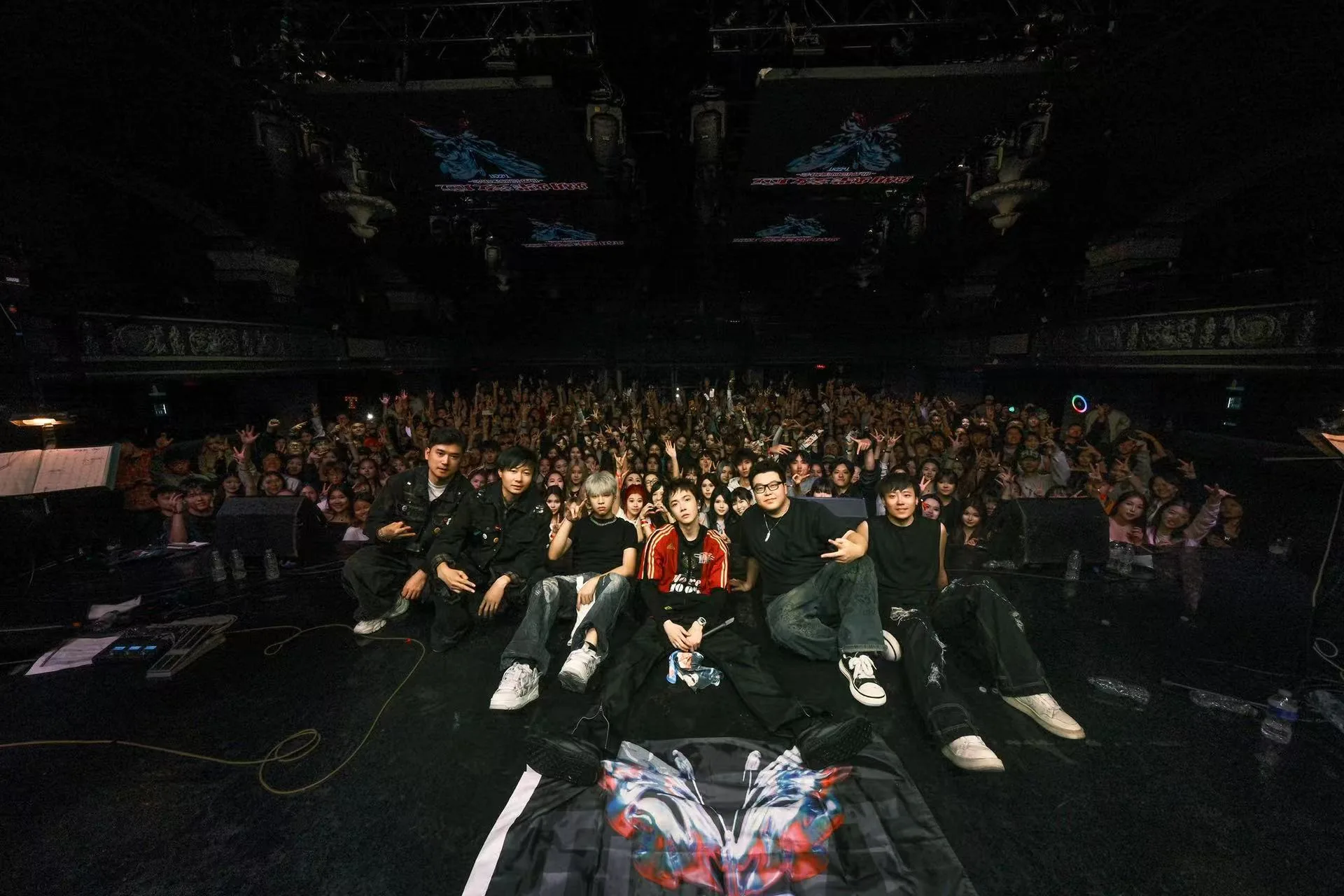 TizzyT and the full audience in a closing group photograph